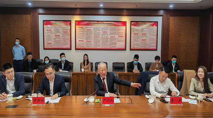 嚴(yán)介和理事長(zhǎng)應(yīng)邀同內(nèi)蒙古鄂爾多斯市委常委、伊金霍洛旗委書記華瑞鋒會(huì)談（2）.jpg