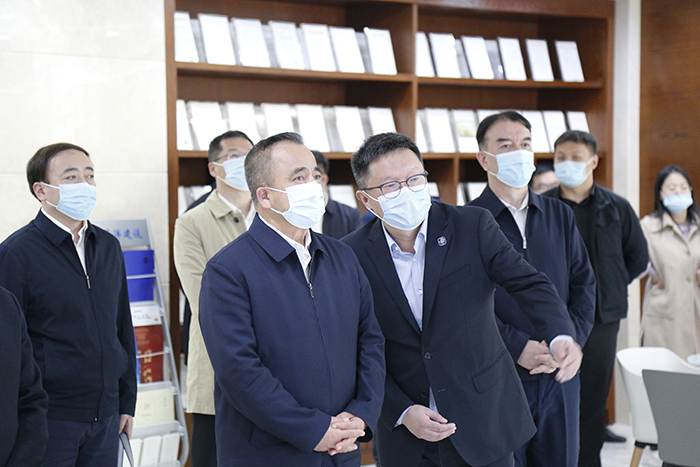 20230327新疆維吾爾自治區(qū)黨委副書記、自治區(qū)主席艾爾肯?吐尼亞孜一行蒞臨太平洋建設(shè)新疆總部考察指導(dǎo).jpg