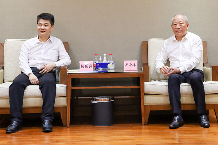 嚴介和理事長同東莞市大嶺山鎮(zhèn)委書記張拔海會談1.jpg