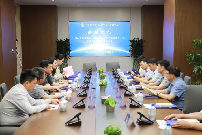 5月30日嚴(yán)昊主席與湖北省江蘇商會(huì)會(huì)長(zhǎng)李興東一行會(huì)談1.jpg